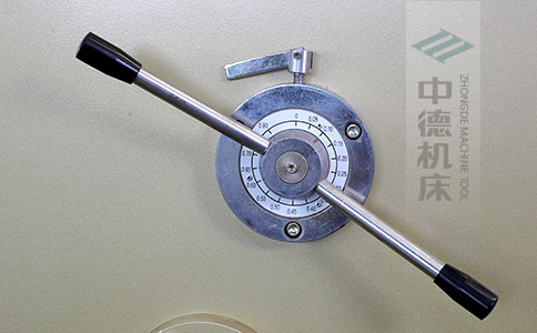 ZDS-450剪板機(jī)刀片間隙手動(dòng)調(diào)節(jié)器，刻度清淅，調(diào)節(jié)省力又簡便.jpg