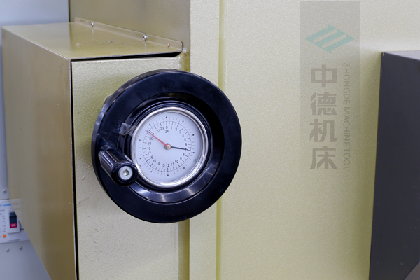 ZDG-640刀片間隙調(diào)節(jié)裝置，設(shè)置在機架前面，并有刻度顯示，調(diào)節(jié)方便.jpg