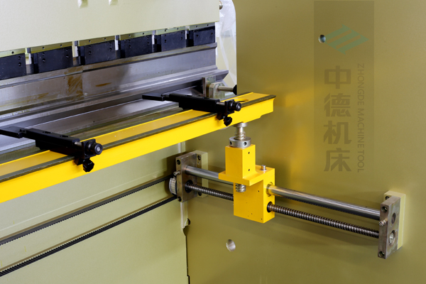 ZDP-10032高精度x軸結(jié)構(gòu)，采用滾珠絲桿，精度高無游隙，淬火高強(qiáng)度擋指，并有倒三角鎖卡裝置不掉落.jpg