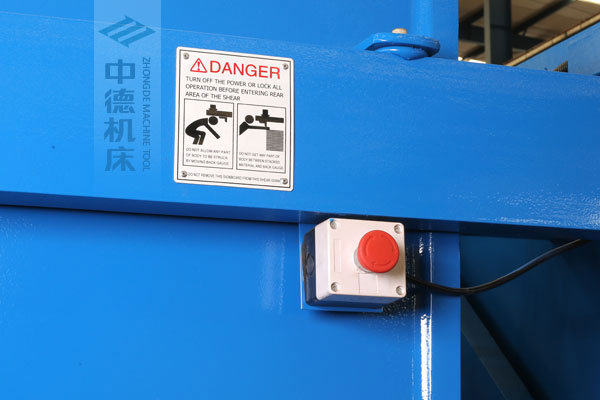 ZDSK-1632剪板機后部緊急停止按鈕，最大程度保障工人安全.jpg
