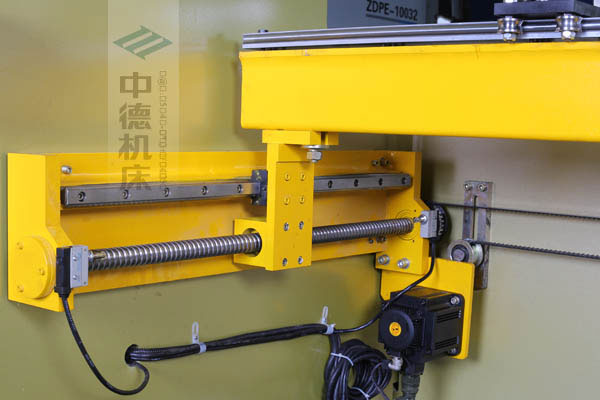 ZDPK-10032X軸配有滾珠絲桿及直線導(dǎo)軌，大功率伺服電機(jī)，鋼絲同步帶，能顯著提升X軸定位精度及速度
