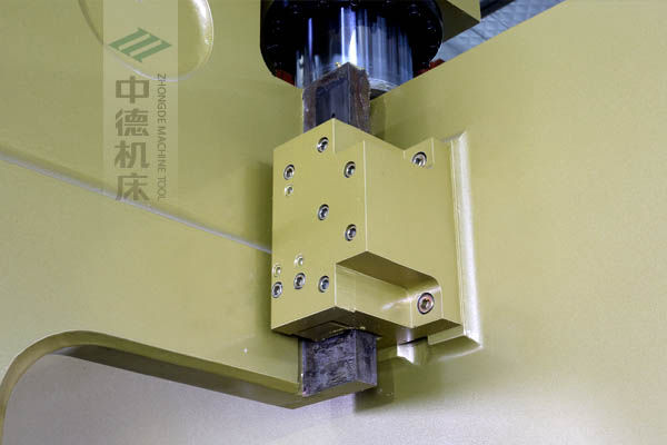 ZDP-20050加厚型滑塊導(dǎo)軌，強(qiáng)有力的保持滑塊間隙，有效減少工作時(shí)的抖動(dòng).jpg