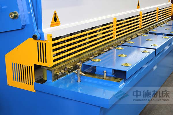 ZDS-2032剪板機進料口，安全防護，進料無阻，又能直接觀看到燈光對線的剪切位置.jpg