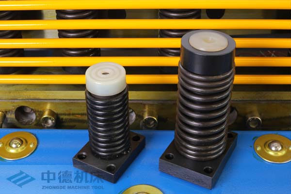 ZDS-2032采用高品質(zhì)壓料油缸，不滲油不會在板材表面留有油污.jpg