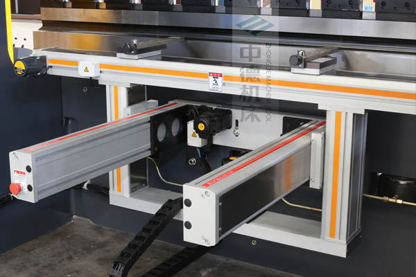 ZDPE8025-4+1軸全封套加強(qiáng)型鋁合金后檔料系統(tǒng)，內(nèi)有成套滾珠絲桿和直線導(dǎo)軌，精度高速度快噪音低.jpg