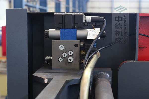 ZDPE8025采用進(jìn)口液壓系統(tǒng)，穩(wěn)定無(wú)故障，耐高溫高壓，持久工作精度高.jpg