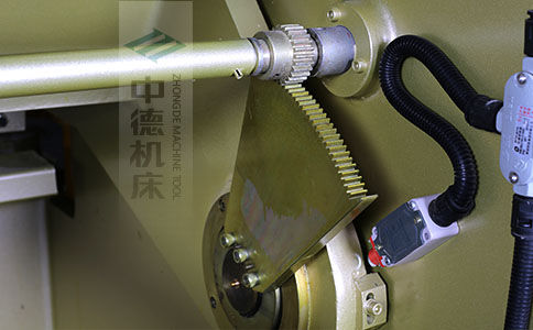 ZDS-640采用高精度刀片間隙調(diào)節(jié)齒輪，經(jīng)過淬火高硬度又耐磨，表面鍍鋅不生銹，長年累月使用依然有很高的調(diào)節(jié)精度.jpg