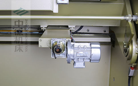 ZDS-640剪板機(jī)后檔料結(jié)構(gòu)，平行度高，并采用國內(nèi)一流品牌軸承，耐磨抗壓壽命長.jpg